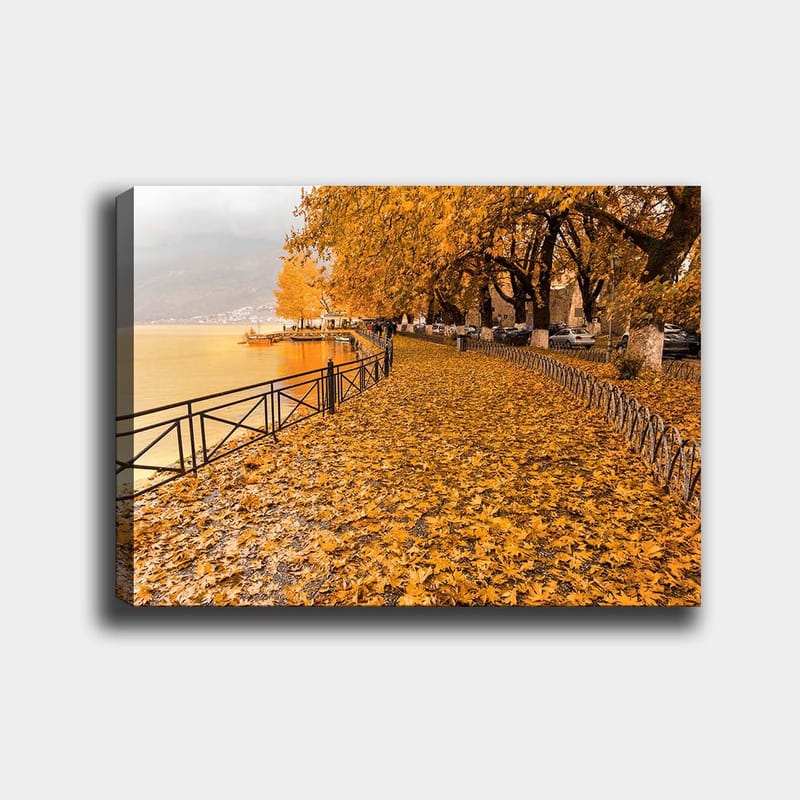 Canvastavla 70x100 cm - Vacker höstscen med gyllene löv som täcker en promenadväg vid en sjö - Guldorange / Mörkgul / Brun - Inredning - Tavlor & konst - Canvastavlor