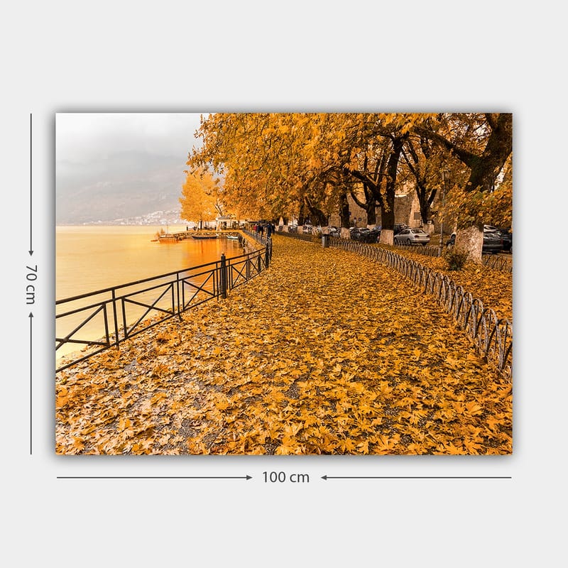 Canvastavla 70x100 cm - Vacker höstscen med gyllene löv som täcker en promenadväg vid en sjö - Guldorange / Mörkgul / Brun - Inredning - Tavlor & konst - Canvastavlor