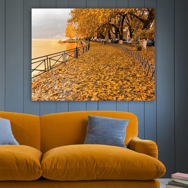 Canvastavla 70x100 cm - Vacker höstscen med gyllene löv som täcker en promenadväg vid en sjö - Guldorange / Mörkgul / Brun - Inredning - Tavlor & konst - Canvastavlor