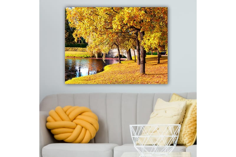Canvastavla 70x100 cm - Vacker höstscen med gyllene träd som speglar sig i en stilla sjö - Guld / Grön / Brun - Inredning - Tavlor & konst - Canvastavlor