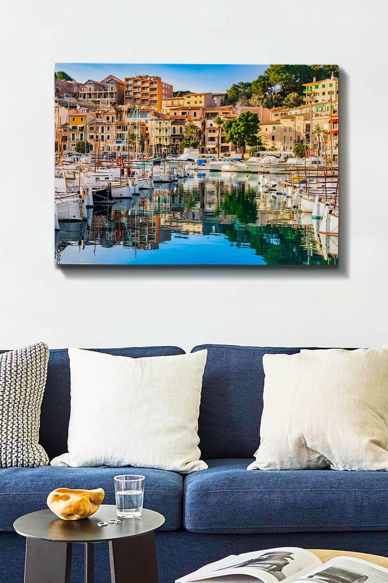 Canvastavla 70x100 cm - Vacker hamn med segelbåtar och färgglada hus vid vattnet - Blå / Grön / Orange - Inredning - Tavlor & konst - Canvastavlor