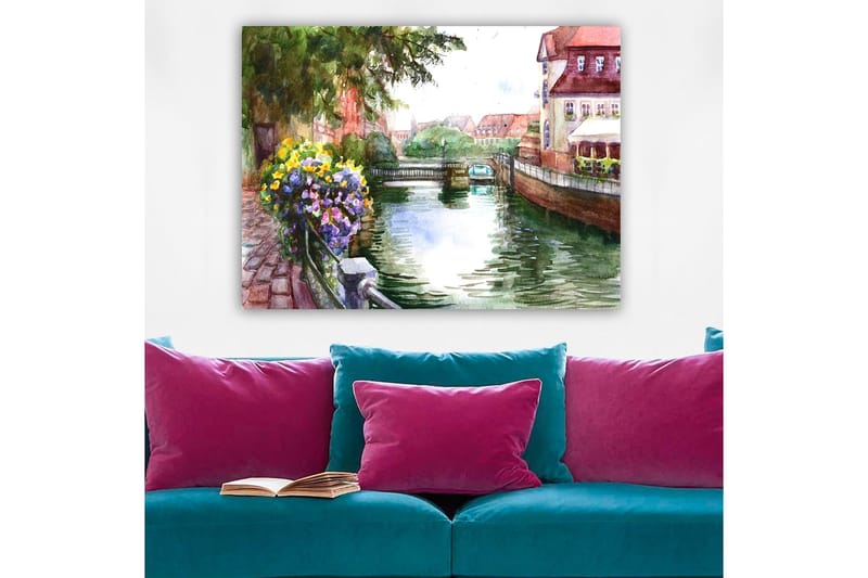 Canvastavla 70x100 cm - Vacker kanal med blommor i förgrunden och pittoreska byggnader i bakgrunden - Grön / Blå / Lila - Inredning - Tavlor & konst - Canvastavlor