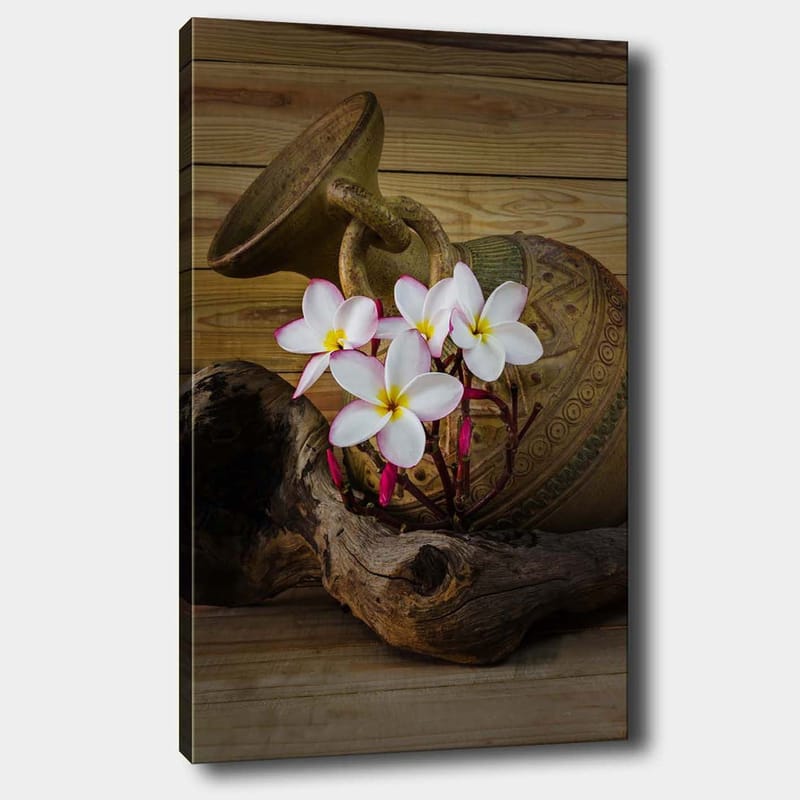 Canvastavla 70x100 cm - Vacker keramikkruka med vita blommor och en träbit som bas, Vit / Rosa / Brun
