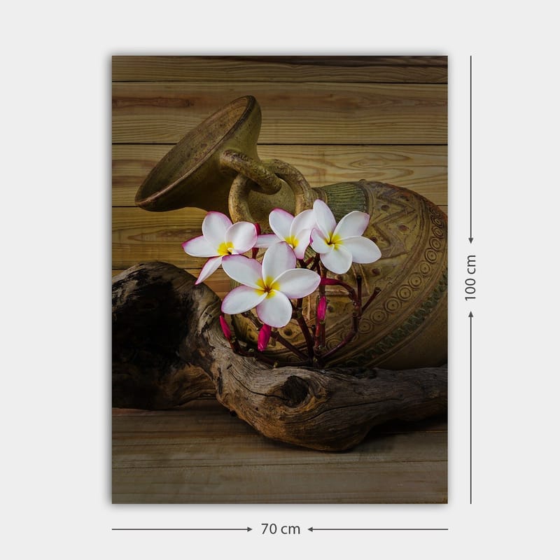 Canvastavla 70x100 cm - Vacker keramikkruka med vita blommor och en träbit som bas - Vit / Rosa / Brun - Inredning - Tavlor & konst - Canvastavlor