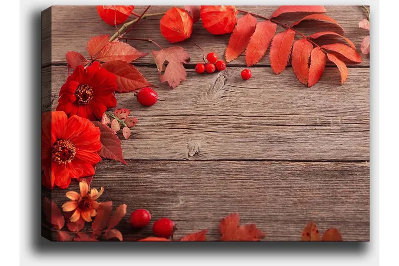 Canvastavla 70x100 cm - Vacker komposition av röda blommor och höstlöv mot en träbakgrund - Röd / Orange / Brun - Inredning - Tavlor & konst - Canvastavlor
