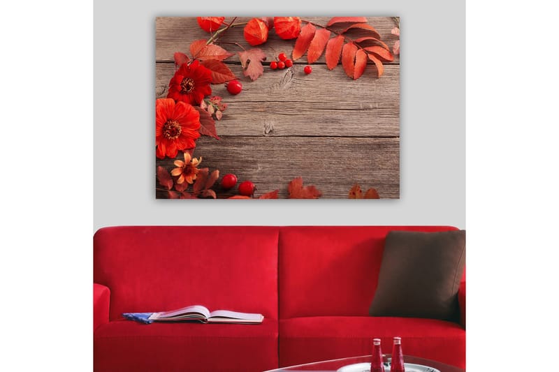 Canvastavla 70x100 cm - Vacker komposition av röda blommor och höstlöv mot en träbakgrund, Röd / Orange / Brun