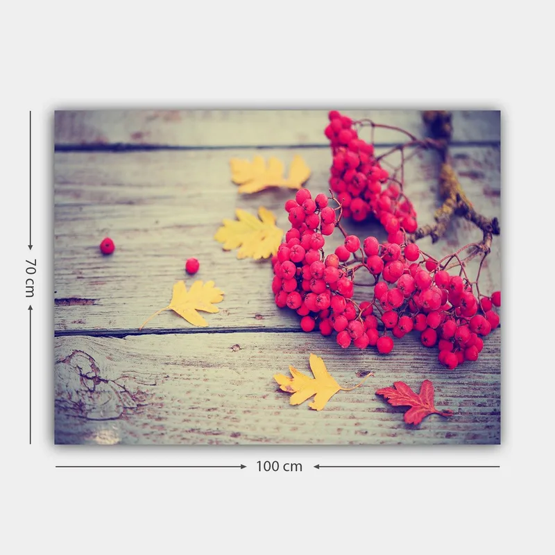 Canvastavla 70x100 cm - Vacker komposition av röda rönnbär och gula höstlöv på en träyta - Röd / Gul - Inredning - Tavlor & konst - Canvastavlor