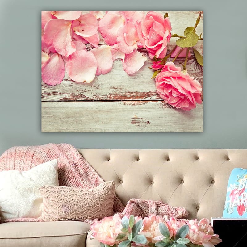 Canvastavla 70x100 cm - Vacker komposition av rosa rosor och rosblad på en träyta - Rosa / Grön / Brun - Inredning - Tavlor & konst - Canvastavlor