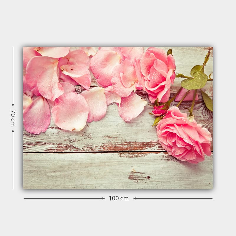Canvastavla 70x100 cm - Vacker komposition av rosa rosor och rosblad på en träyta - Rosa / Grön / Brun - Inredning - Tavlor & konst - Canvastavlor