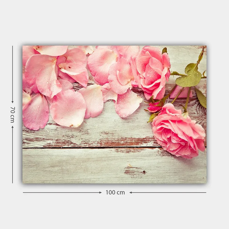 Canvastavla 70x100 cm - Vacker komposition av rosa rosor och rosblad på en träyta - Rosa / Grön / Brun - Inredning - Tavlor & konst - Canvastavlor