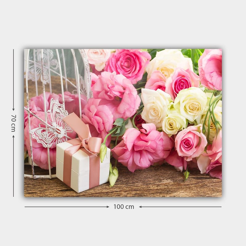 Canvastavla 70x100 cm - Vacker komposition av rosor i olika nyanser tillsammans med en present inslagen i vitt och rosa band - Rosa / Vit / Grön - Inredning - Tavlor & konst - Canvastavlor
