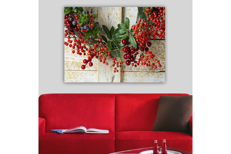 Canvastavla 70x100 cm - Vacker krans av bär och gröna blad som skapar en festlig atmosfär - Röd / Grön / Blå - Inredning - Tavlor & konst - Canvastavlor