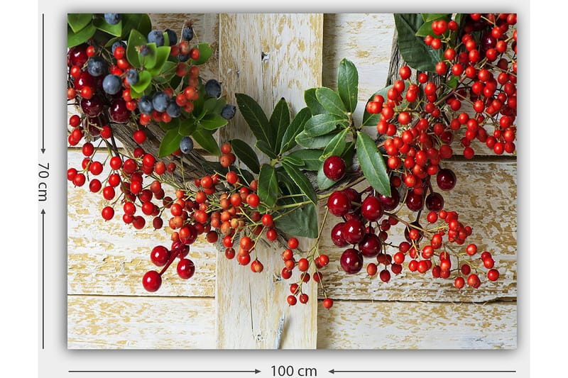 Canvastavla 70x100 cm - Vacker krans av bär och gröna blad som skapar en festlig atmosfär - Röd / Grön / Blå - Inredning - Tavlor & konst - Canvastavlor