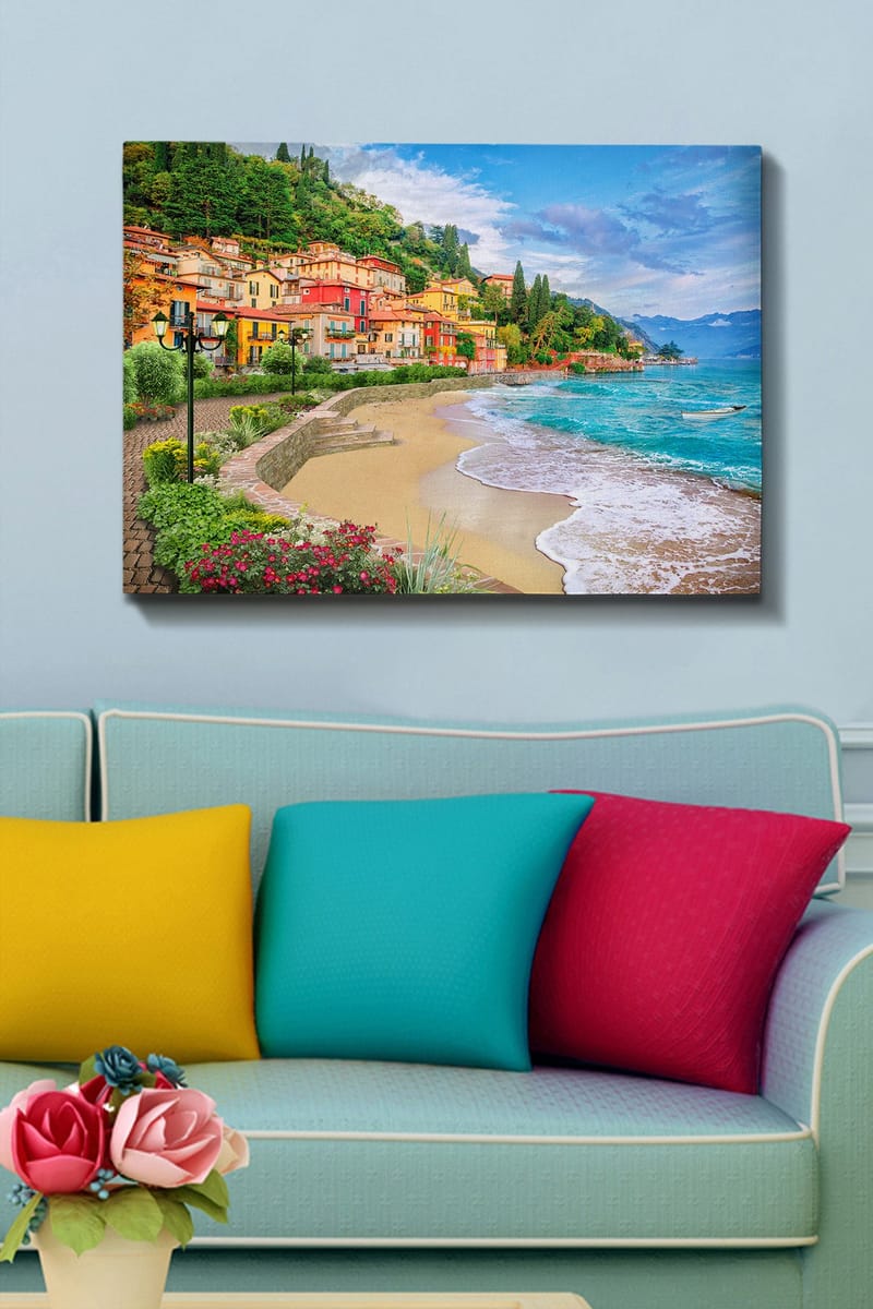 Canvastavla 70x100 cm - Vacker kustlinje med färgglada hus som klättrar uppför en grönskande kulle vid en strand - Blå / Grön / Gul - Inredning - Tavlor & konst - Canvastavlor