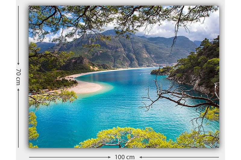Canvastavla 70x100 cm - Vacker kustlinje med klart turkost vatten och omgivande gröna berg - Turkos / Grön / Beige - Inredning - Tavlor & konst - Canvastavlor