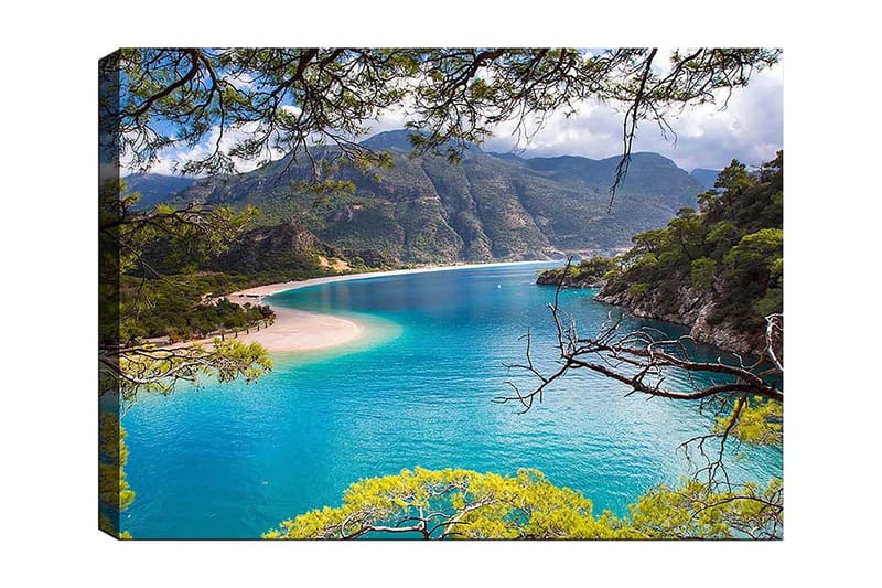 Canvastavla 70x100 cm - Vacker kustlinje med klart turkost vatten och omgivande gröna berg, Turkos / Grön / Beige
