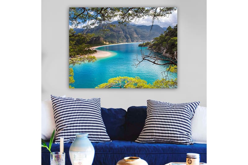 Canvastavla 70x100 cm - Vacker kustlinje med klart turkost vatten och omgivande gröna berg - Turkos / Grön / Beige - Inredning - Tavlor & konst - Canvastavlor