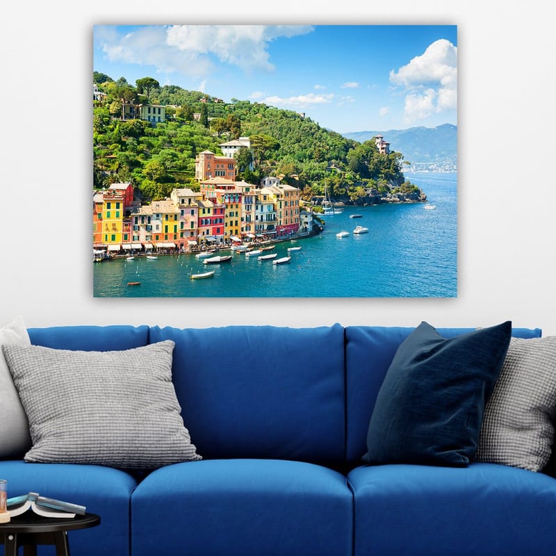 Canvastavla 70x100 cm - Vacker kuststad med färgglada hus vid havet, omgiven av grönskande kullar - Blå / Grön / Gul - Inredning - Tavlor & konst - Canvastavlor