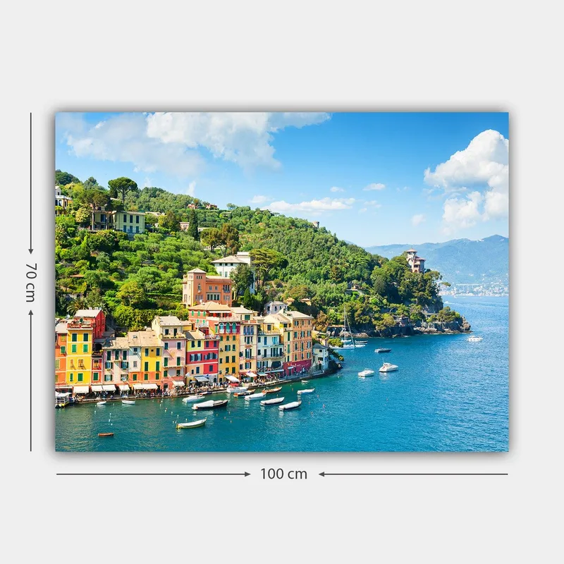 Canvastavla 70x100 cm - Vacker kuststad med färgglada hus vid havet, omgiven av grönskande kullar - Blå / Grön / Gul - Inredning - Tavlor & konst - Canvastavlor