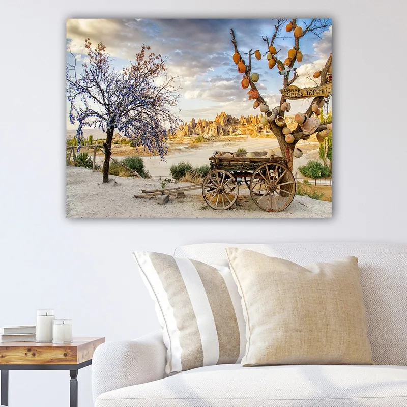 Canvastavla 70x100 cm - Vacker landskapsmålning med ett gammalt vagn och blommiga träd i en naturskön miljö, Lila / Orange / Beige