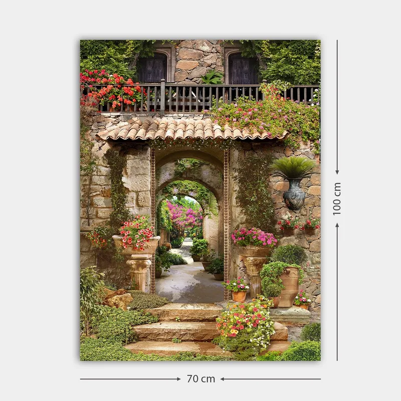 Canvastavla 70x100 cm - Vacker och grönskande trädgård med blomsterarrangemang och en stenbåge som leder in i en lummig gång - Grön / Rosa / Beige - Inredning - Tavlor & konst - Canvastavlor