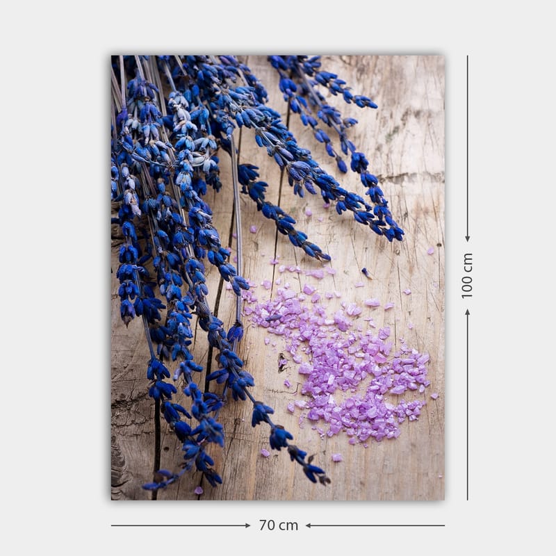 Canvastavla 70x100 cm - Vacker samling av lavendelblommor med lila salt på en träyta - Blå / Lila - Inredning - Tavlor & konst - Canvastavlor