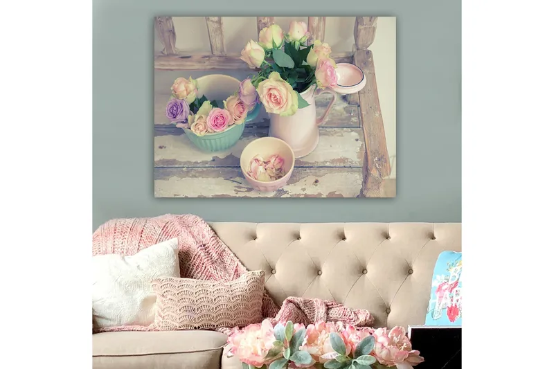 Canvastavla 70x100 cm - Vacker samling av rosor i pastellfärger i en kanna och skålar - Rosa / Grön / Ljusblå - Inredning - Tavlor & konst - Canvastavlor