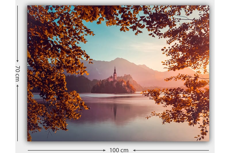 Canvastavla 70x100 cm - Vacker sjö med en ö och ett slott omgiven av höstfärgade träd och berg i bakgrunden - Orange / Blå / Lila - Inredning - Tavlor & konst - Canvastavlor