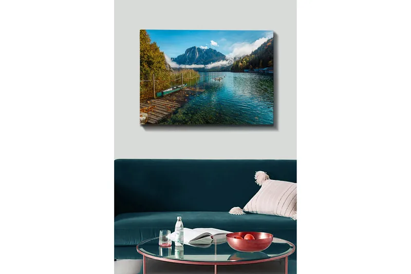 Canvastavla 70x100 cm - Vacker sjö med en brygga, omgiven av majestätiska berg och höstfärgade träd - Blå / Grön / Gul - Inredning - Tavlor & konst - Canvastavlor