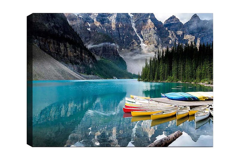 Canvastavla 70x100 cm - Vacker sjö med färgglada kanoter som ligger vid en naturskön bergskedja - Turkos / Grön / Gul - Inredning - Tavlor & konst - Canvastavlor