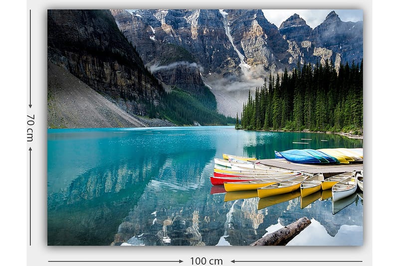 Canvastavla 70x100 cm - Vacker sjö med färgglada kanoter som ligger vid en naturskön bergskedja - Turkos / Grön / Gul - Inredning - Tavlor & konst - Canvastavlor