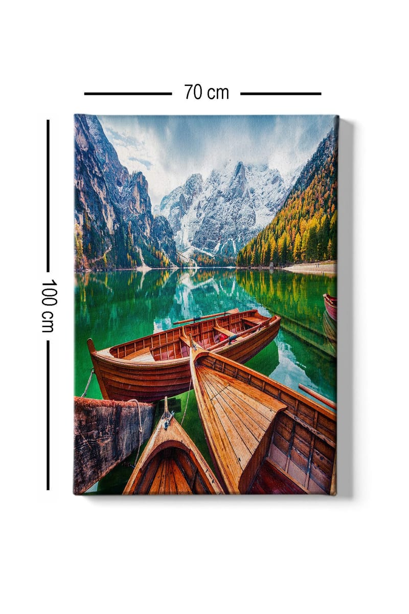 Canvastavla 70x100 cm - Vacker sjö med flera träbåtar och omgivande berg i en naturskön miljö - Grön / Brun / Blå - Inredning - Tavlor & konst - Canvastavlor