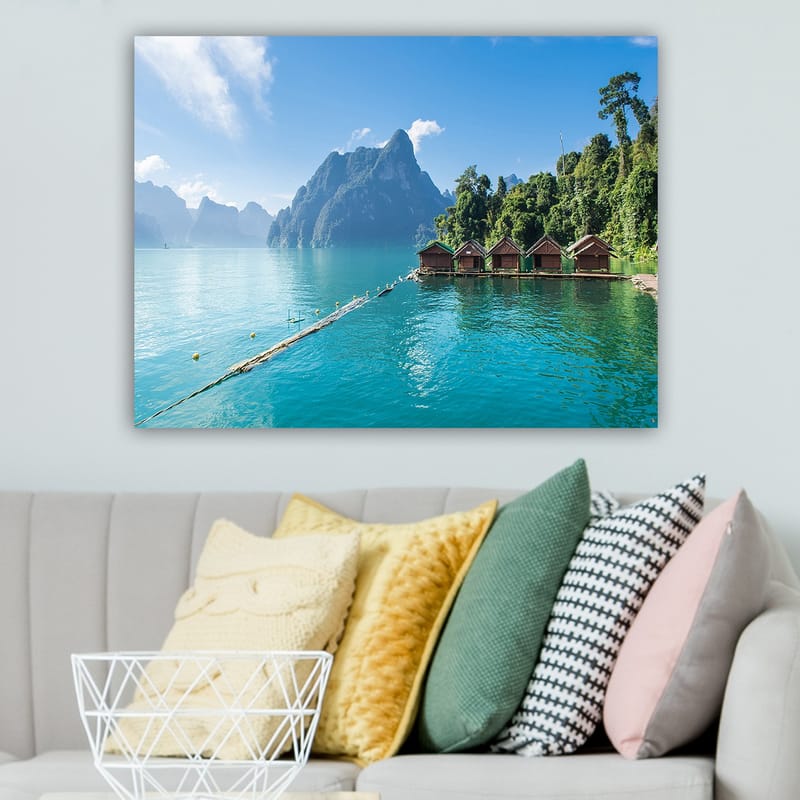 Canvastavla 70x100 cm - Vacker sjö med stugor vid vattnet, omgiven av majestätiska berg och grönskande skog - Turkos / Grön / Brun - Inredning - Tavlor & konst - Canvastavlor