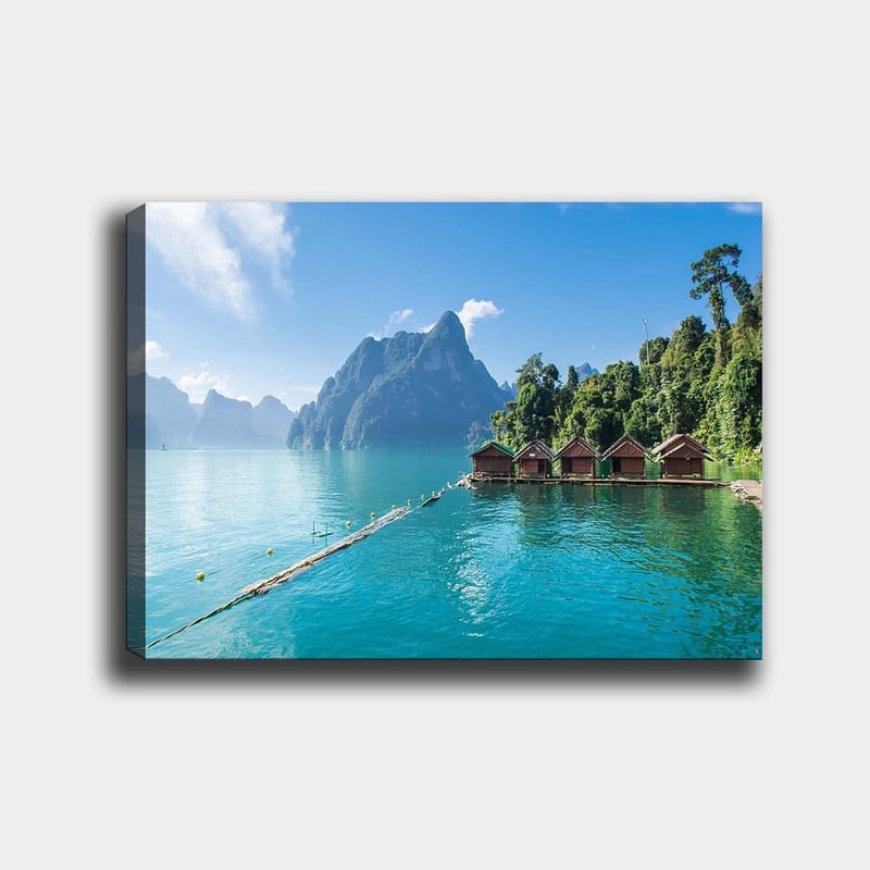 Canvastavla 70x100 cm - Vacker sjö med stugor vid vattnet, omgiven av majestätiska berg och grönskande skog - Turkos / Grön / Brun - Inredning - Tavlor & konst - Canvastavlor