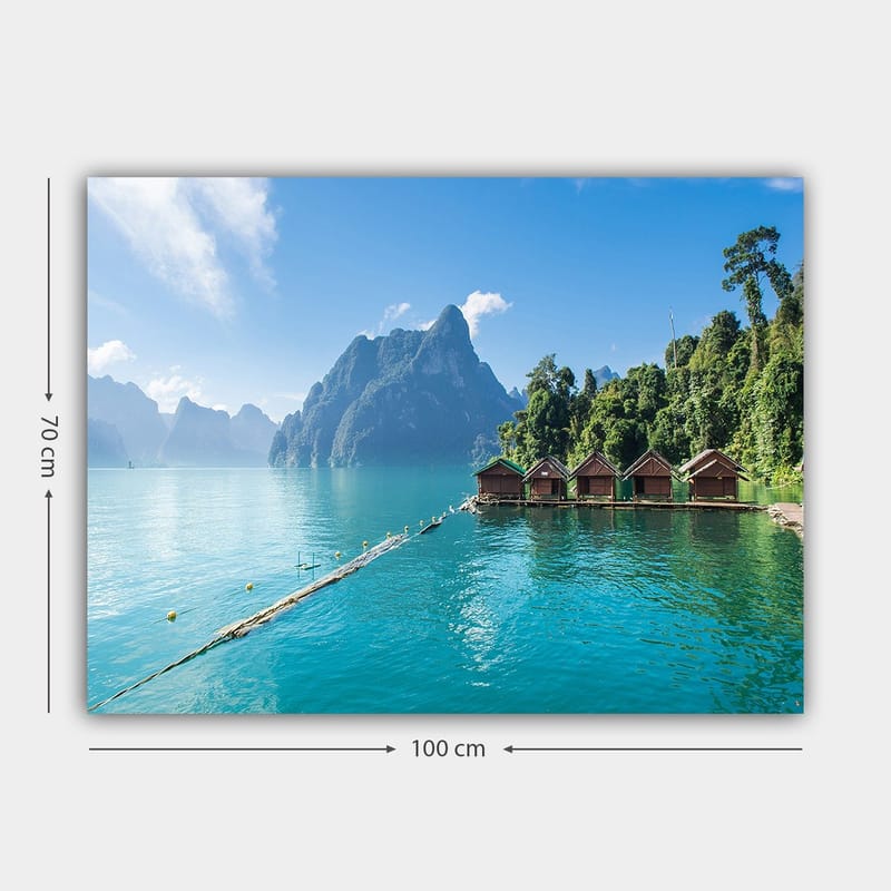 Canvastavla 70x100 cm - Vacker sjö med stugor vid vattnet, omgiven av majestätiska berg och grönskande skog - Turkos / Grön / Brun - Inredning - Tavlor & konst - Canvastavlor