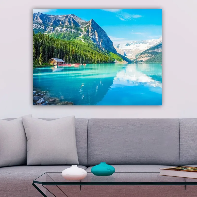 Canvastavla 70x100 cm - Vacker sjö omgiven av majestätiska berg och tät grönska - Turkos / Grön / Blå - Inredning - Tavlor & konst - Canvastavlor