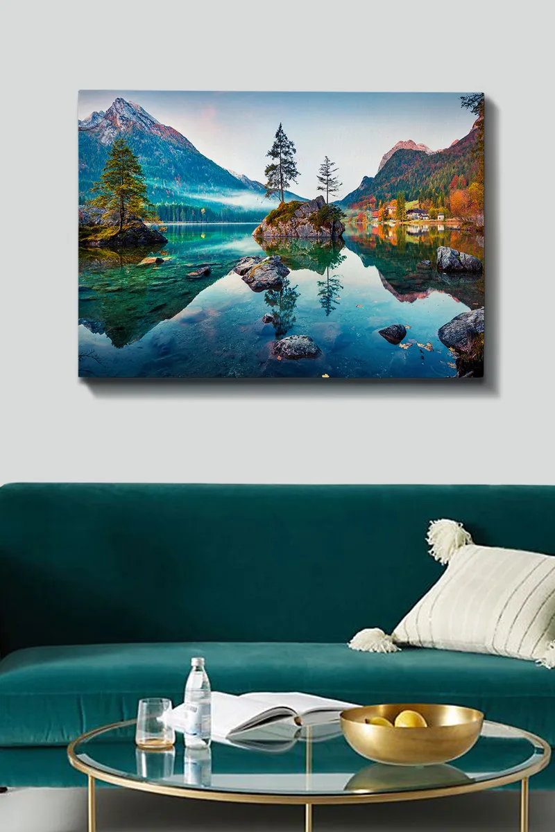 Canvastavla 70x100 cm - Vacker sjölandskap med berg och träd som speglas i det stilla vattnet - Grön / Blå / Brun - Inredning - Tavlor & konst - Canvastavlor