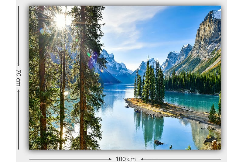 Canvastavla 70x100 cm - Vacker sjölandskap med höga berg och tät grönska som speglas i vattnet - Grön / Blå / Brun - Inredning - Tavlor & konst - Canvastavlor