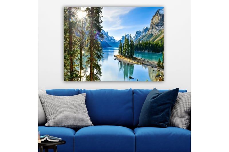 Canvastavla 70x100 cm - Vacker sjölandskap med höga berg och tät grönska som speglas i vattnet - Grön / Blå / Brun - Inredning - Tavlor & konst - Canvastavlor