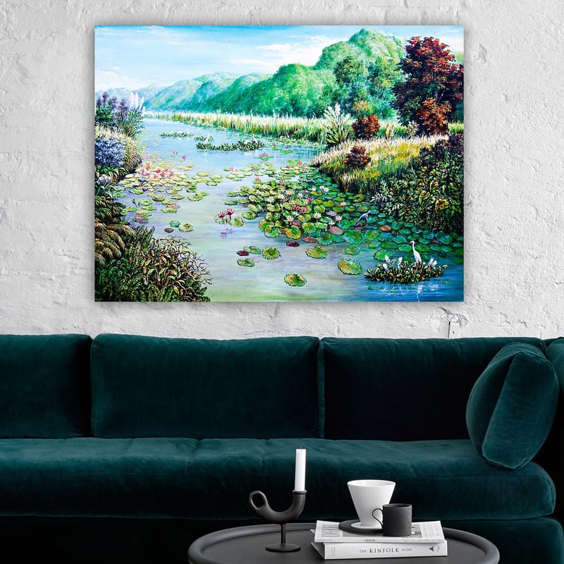 Canvastavla 70x100 cm - Vacker sjöscen med näckrosor och omgivande grönska - Grön / Blå / Rosa - Inredning - Tavlor & konst - Canvastavlor