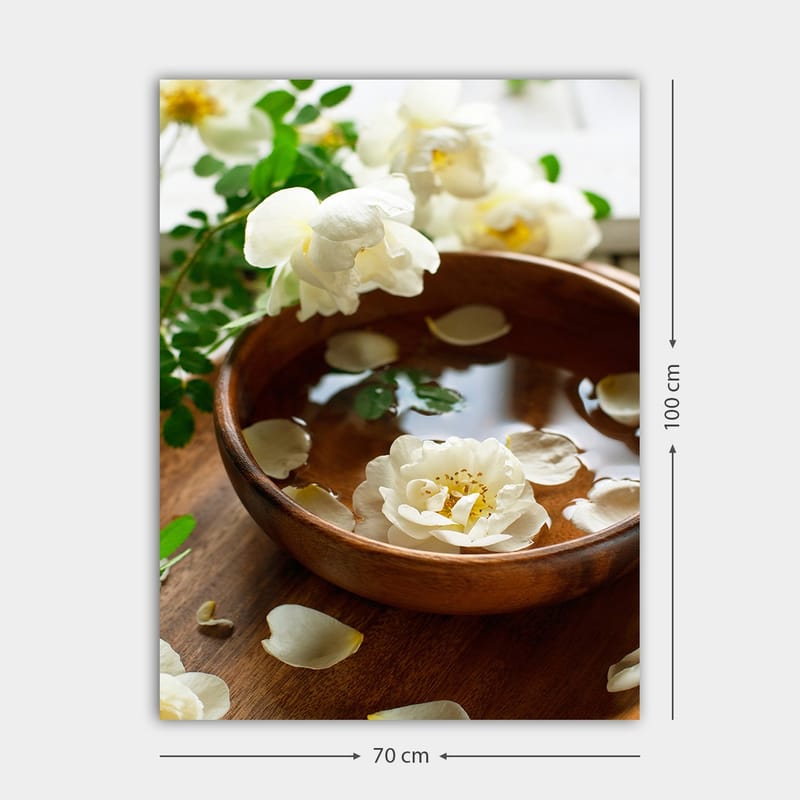 Canvastavla 70x100 cm - Vacker skål med vita blommor och kronblad som flyter på vatten - Vit / Brun / Grön - Inredning - Tavlor & konst - Canvastavlor