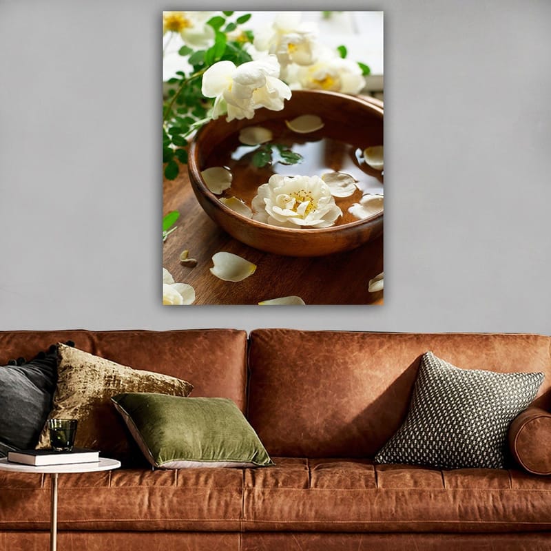 Canvastavla 70x100 cm - Vacker skål med vita blommor och kronblad som flyter på vatten - Vit / Brun / Grön - Inredning - Tavlor & konst - Canvastavlor