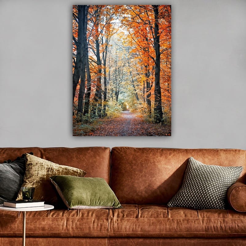 Canvastavla 70x100 cm - Vacker skogsstig omgiven av höstfärger och träd med gyllene och orange löv - Orange / Guld / Grön - Inredning - Tavlor & konst - Canvastavlor
