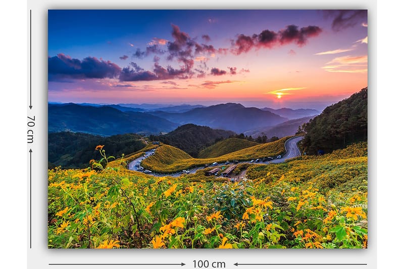 Canvastavla 70x100 cm - Vacker solnedgång över en blomstrande dal med slingrande vägar och berg i bakgrunden - Gult / Grönt / Blått - Inredning - Tavlor & konst - Canvastavlor