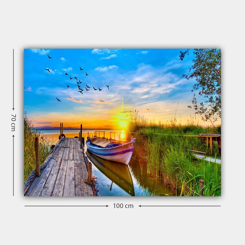 Canvastavla 70x100 cm - Vacker solnedgång över en stilla sjö med en båt vid en träbrygga omgiven av grönska - Blå / Orange / Grön - Inredning - Tavlor & konst - Canvastavlor