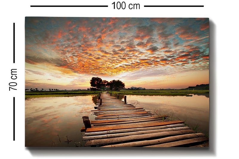 Canvastavla 70x100 cm - Vacker solnedgång över en träbro som sträcker sig över en spegelblanka sjö - Orange / Blå / Grön - Inredning - Tavlor & konst - Canvastavlor