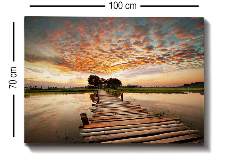 Canvastavla 70x100 cm - Vacker solnedgång över en träbro som sträcker sig över en spegelblanka sjö - Orange / Blå / Grön - Inredning - Tavlor & konst - Canvastavlor