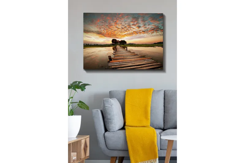 Canvastavla 70x100 cm - Vacker solnedgång över en träbro som sträcker sig över en spegelblanka sjö - Orange / Blå / Grön - Inredning - Tavlor & konst - Canvastavlor