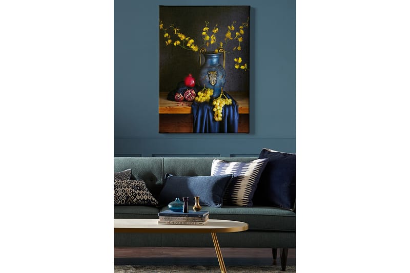 Canvastavla 70x100 cm - Vacker stilleben med en blå vas fylld med gula blommor och frukter som granatäpple och druvor - Blå / Gul / Röd - Inredning - Tavlor & konst - Canvastavlor