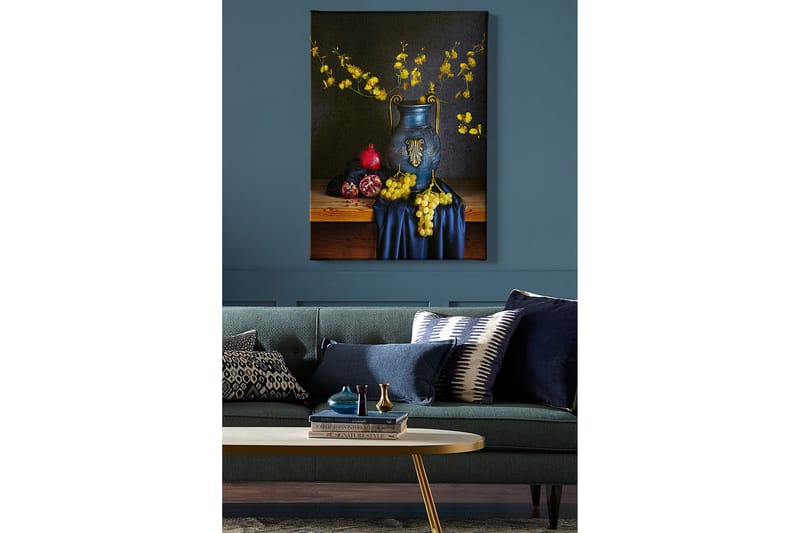 Canvastavla 70x100 cm - Vacker stilleben med en blå vas fylld med gula blommor och frukter som granatäpple och druvor - Blå / Gul / Röd - Inredning - Tavlor & konst - Canvastavlor